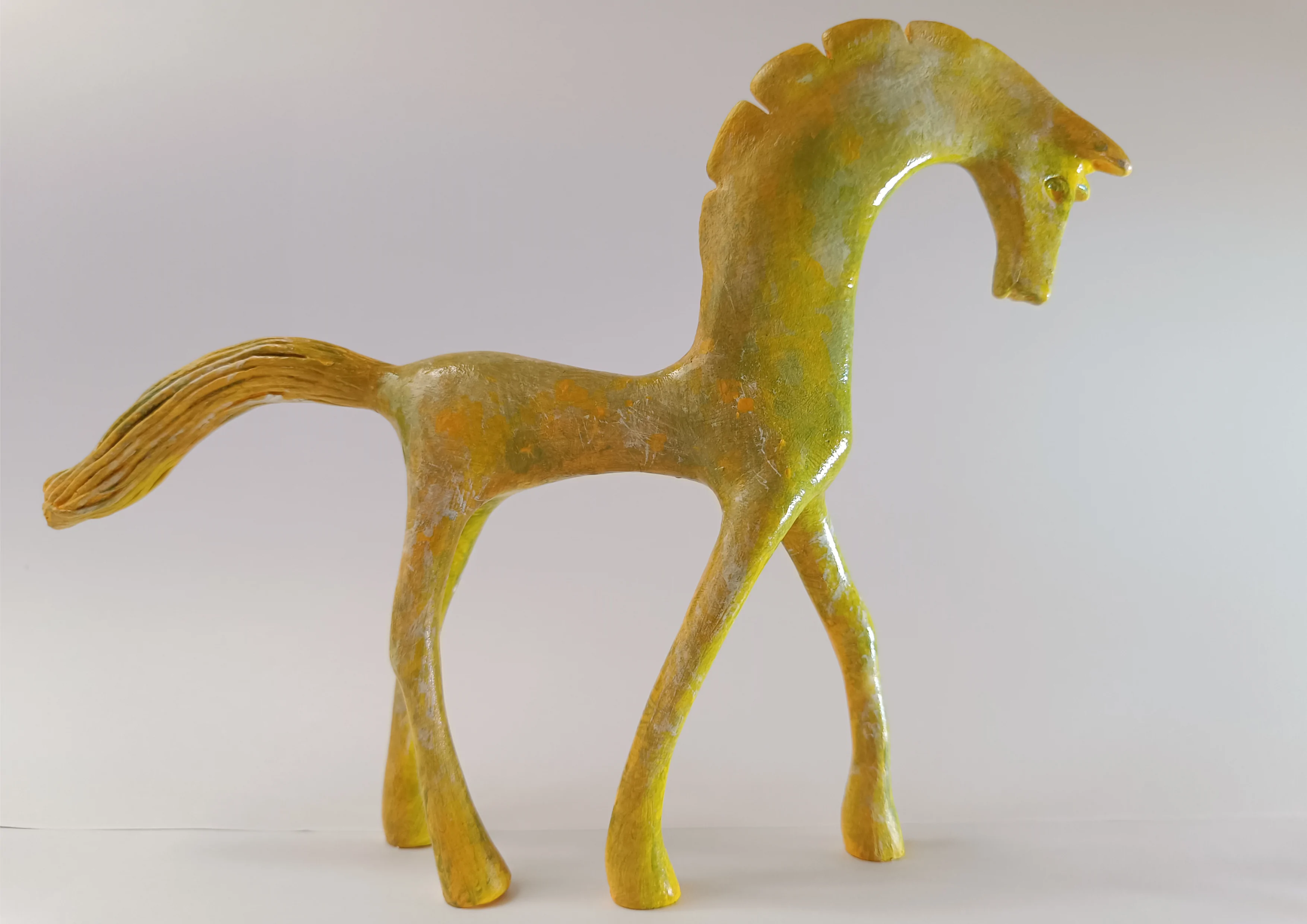 Caballo apoyado sobre sus cuatro patas. Tonos amarillos. 17x22x4 centímetros. 100 gramos